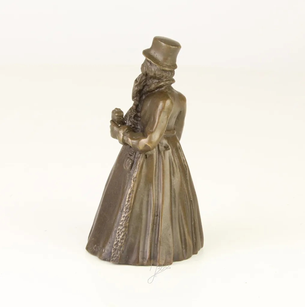 Sonnette de table décorative statue Gentleman en bronze massif brossé