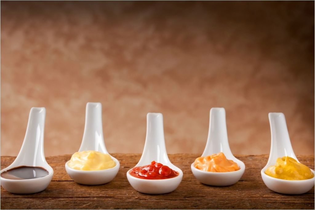 Wallario Wandbild aus Acryl, 90 x 60 cm, freischwebende Optik - Verschieden Soßen auf Keramiklöffeln