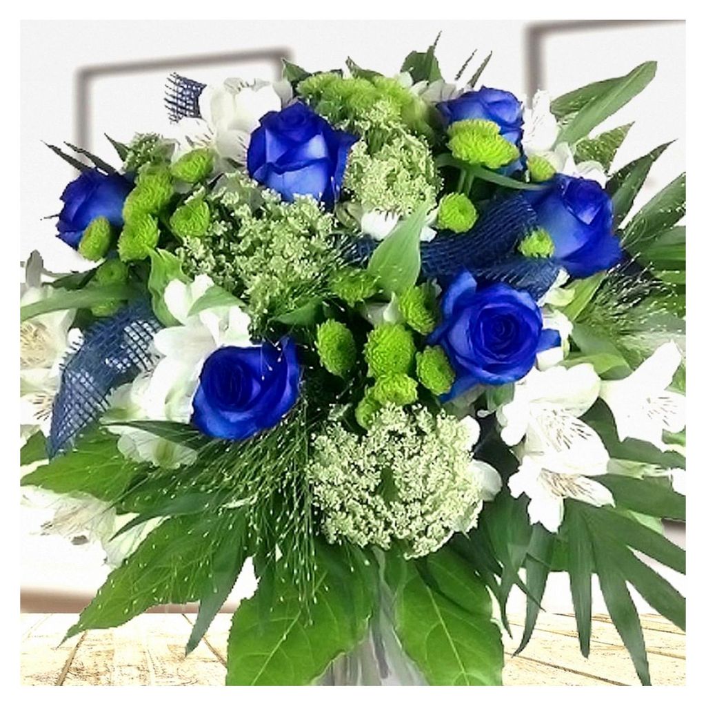 Großer blau-weißer Blumenstrauß mit Rosen und Alstromerien - Blumenversand