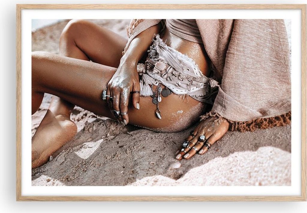 Gerahmtes Poster - Rahmen in heller Eiche - Sand Frau Schmuck - 91,5x61 cm - Wand Bild - Wanddeko - Wandbilder - Kunstposter - Wandposter - Bilderr...