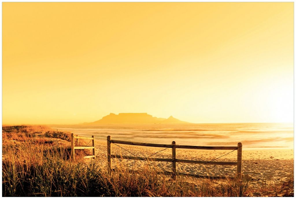 Wallario Premium Glasbild, freischwebende Optik, kräftige Farben, Größe 90 x 60 cm Motiv Strand in Südafrika I - Himmel in orange