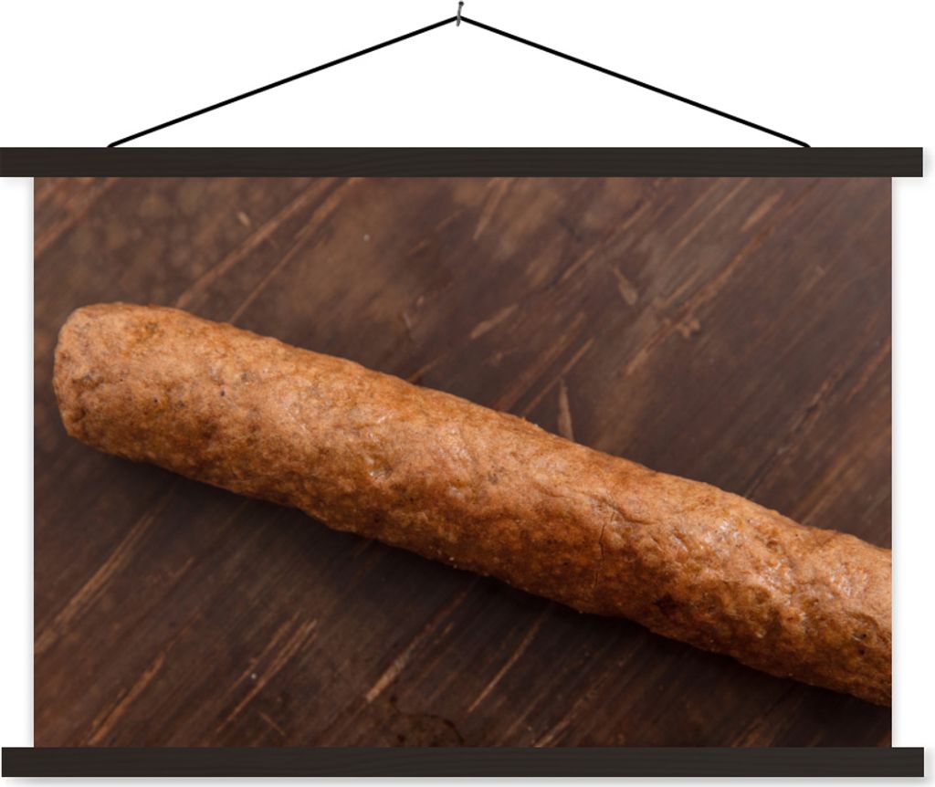MuchoWow Textilposter Ein leckerer Frikandel auf einem hölzernen Hintergrund 120x80 cm mit schwarzem Rahmen - Wanddeko