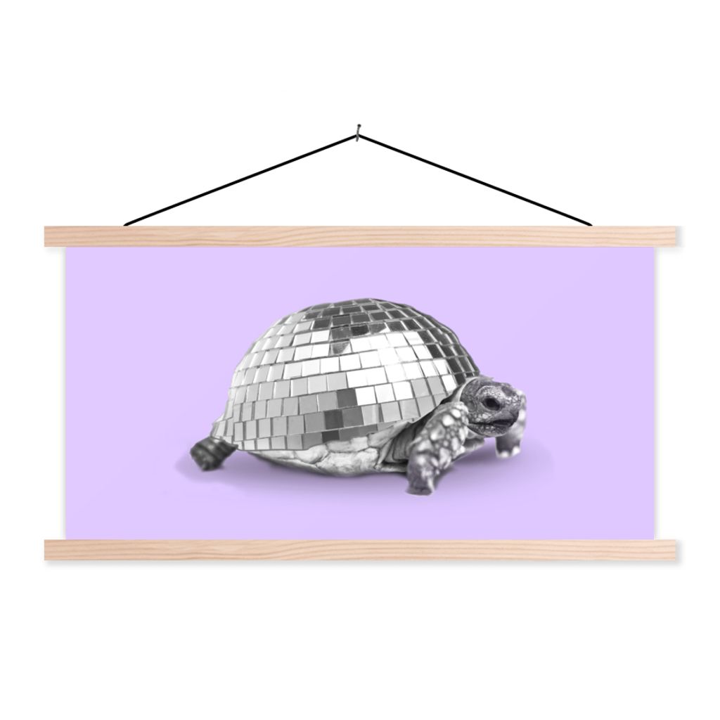 MuchoWow Textilposter Schildkröte - Discokugel - Disco - Tier - Lila 120x60 cm mit holzfarbenen Rahmen - Klemmleiste