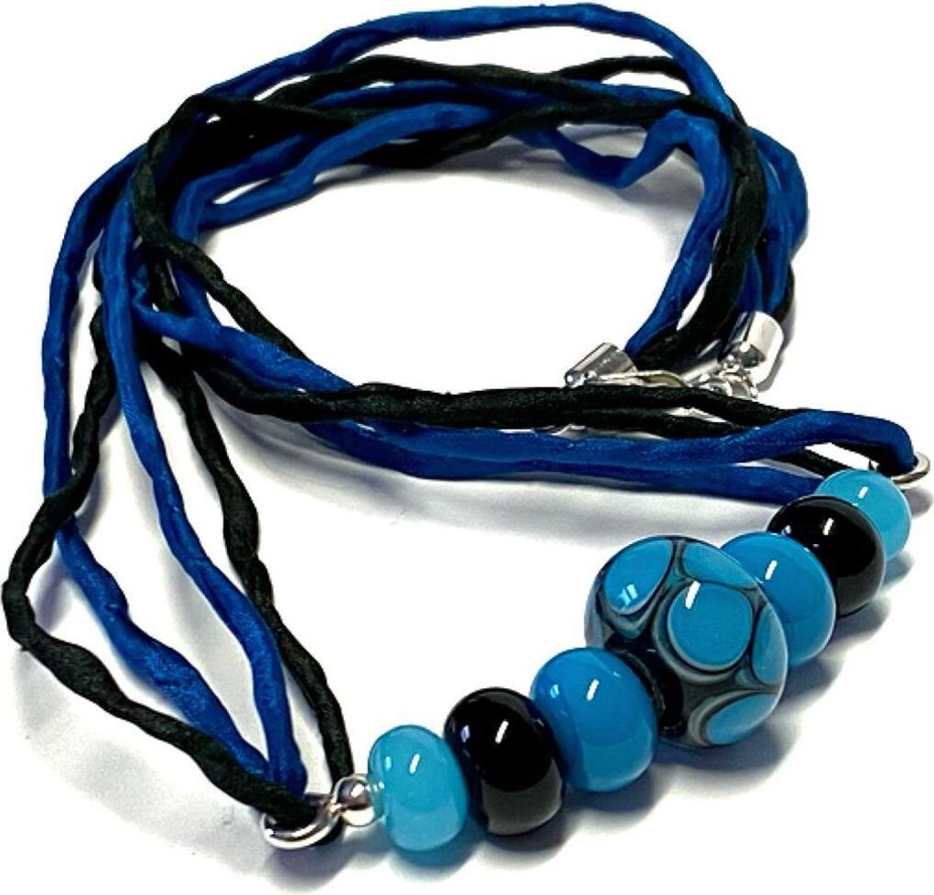handgefertigte Glasperlen schwarz/türkis (17,5mm) mit Seidenband und 925/- Sterling Silber 51cm