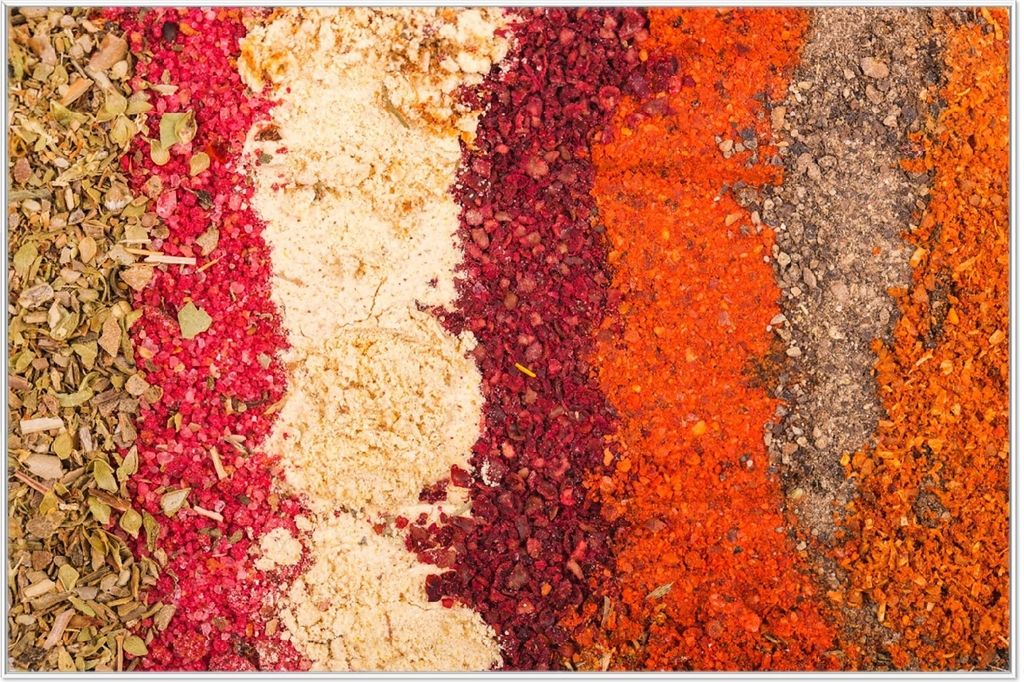 Wallario Wandbild Bunte Gewürze in Streifen - Chili, Curry usw, Größe: 61 x 91,50 cm, Poster mit weißem Aluminiumrahmen
