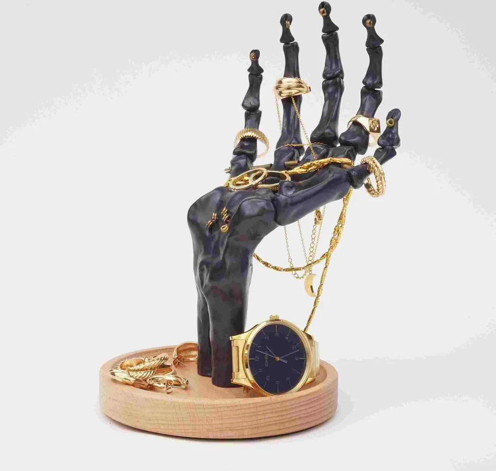 Main Squelette Porte-bijoux Articulée Noire en Métal et Socle Bois