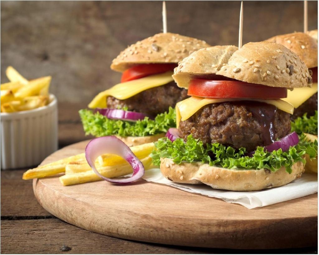 Wallario Poster - Saftige Burger auf Holzbrett, Kunstdruck Größe: 40 x 50 cm