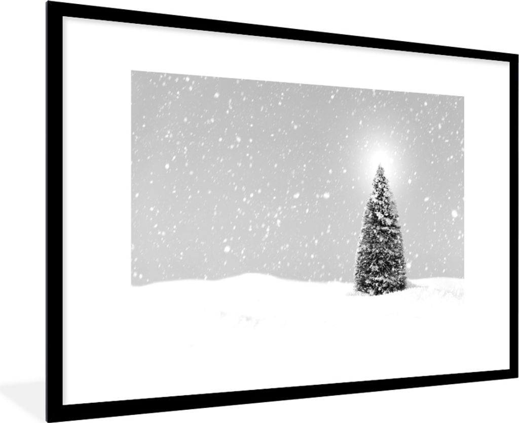 MuchoWow MuchoWow Gerahmtes Poster Ein Weihnachtsbaum in einer verschneiten Landschaft und einem blauen Himmel - schwarz und weiß 90x60 cm - P...