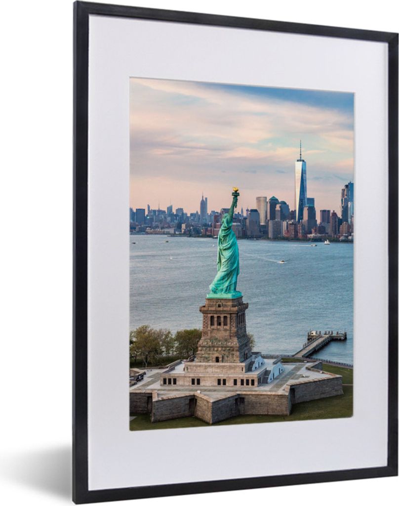 MuchoWow MuchoWow Gerahmtes Poster Die Freiheitsstatue im Vordergrund und ein Blick auf das World Trade Center und die New Yorker Skyline 30x40...