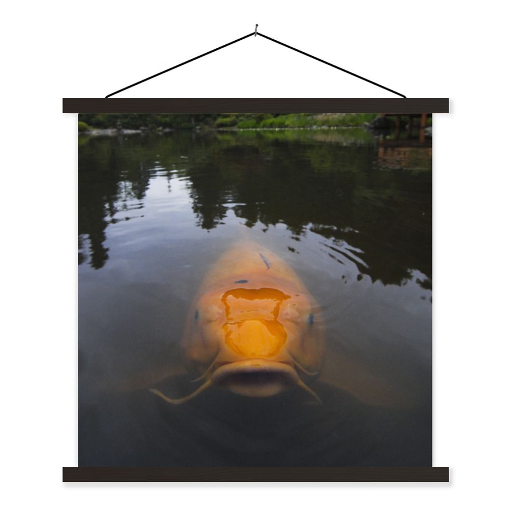 MuchoWow Textilposter Ein riesiger Koi-Karpfen im Wasser 60x60 cm mit schwarzem Rahmen - Posteraufhänger