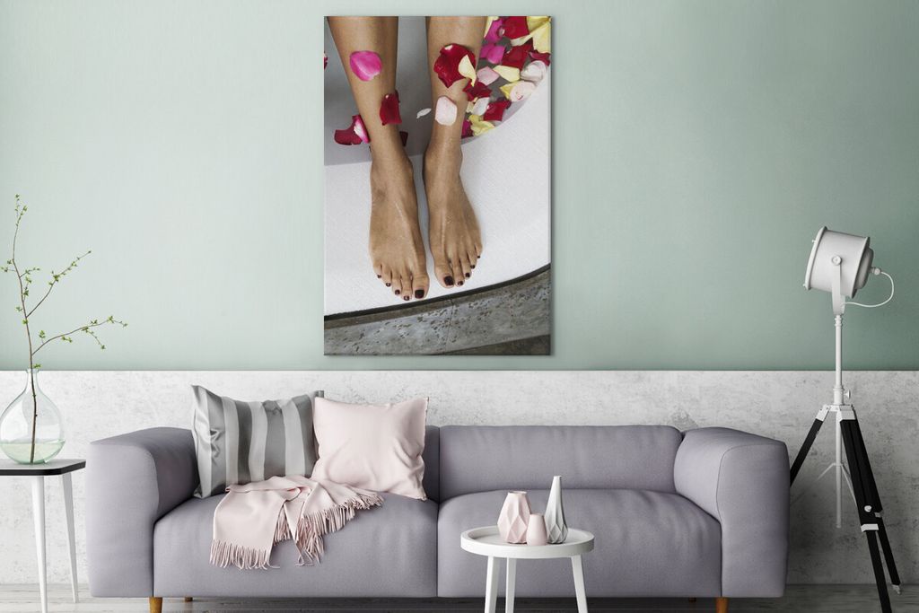 OneMillionCanvasses - Leinwandbilder - 90x140 cm, Füße einer Frau mit Blumenblättern, Wandbilder Kunstdruck Wanddekoration - Wandschmucke - Sc...