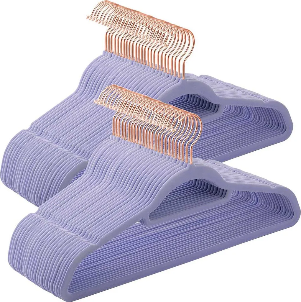 Optimisez votre dressing avec ce lot de 50 cintres en velours violet fin