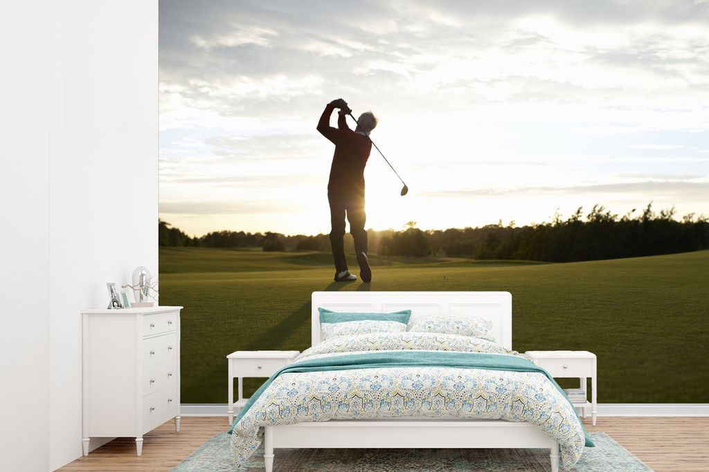 MuchoWow Fototapete für Wohnzimmer oder Schlafzimmer Wandtapete Vinyl Motivtapete Ein Mann spielt Golf mit einem schönen Sonnenuntergang - 360x...