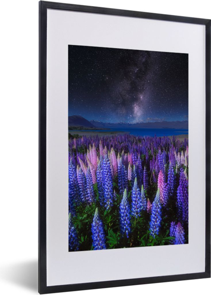 MuchoWow Gerahmtes Poster Blumen - Nacht - Lupine - Sternenhimmel - Lila - Natur 40x60 cm - Poster mit Schwarzem Bilderrahmen Wandposter Rahmen F...