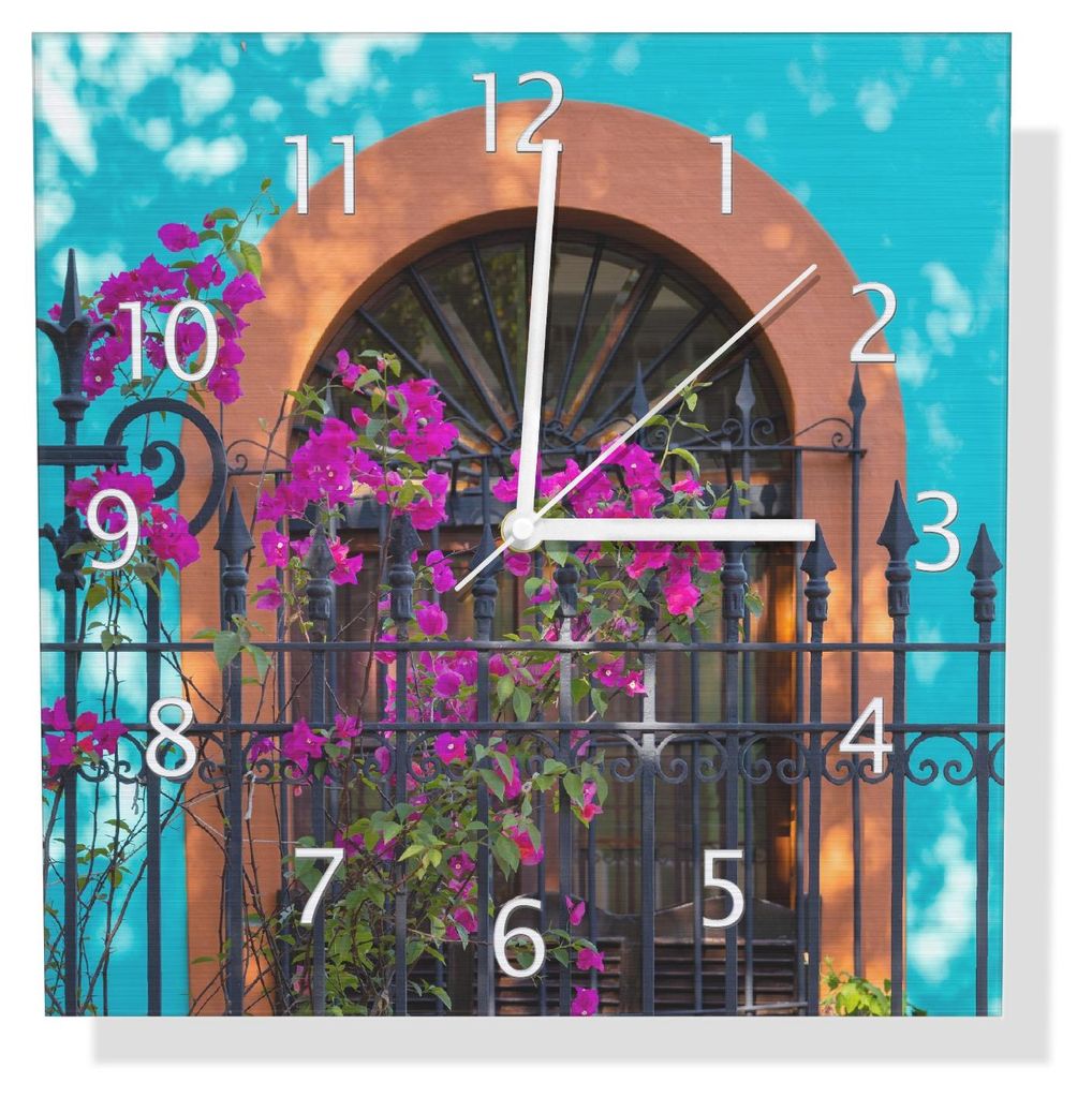 Wallario Design Wanduhr Pinke Blumen vor türkisfarbener Fassade aus Aluverbund, Größe 30 x 30 cm