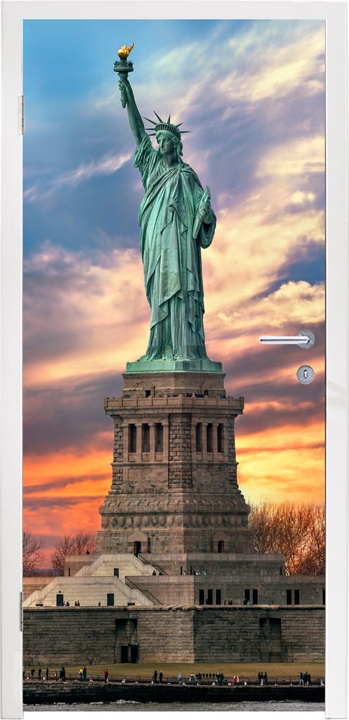 MuchoWow Türtapete Selbstklebende Türfolie Freiheitsstatue in New York bei Sonnenuntergang 95x235 cm Türposter Türaufkleber Klebefolie Türkl...