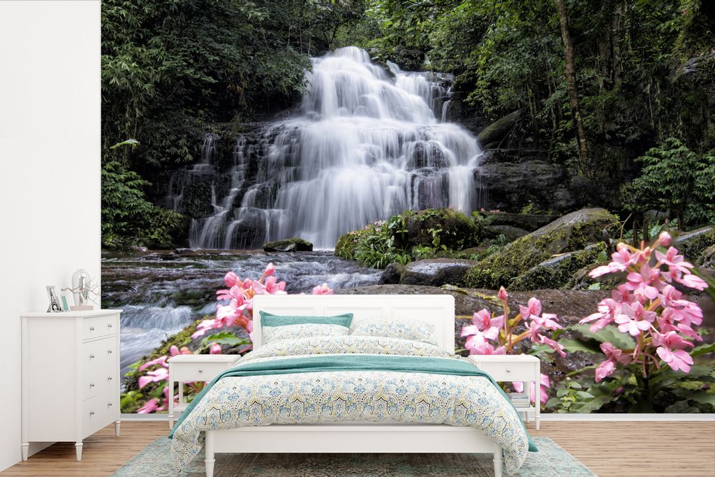 MuchoWow Fototapete für Wohnzimmer oder Schlafzimmer Wandtapete Vinyl Motivtapete Rosa Löwenmäulchenblüten wachsen vor einem Wasserfall im Ph...