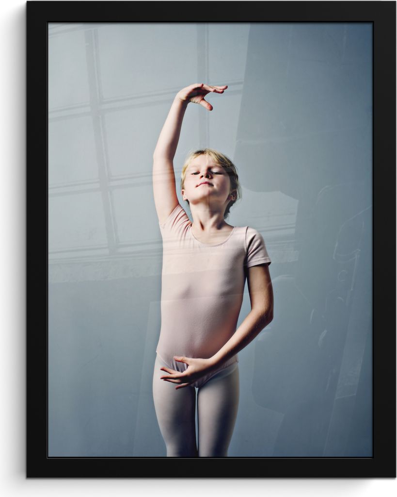 MuchoWow MuchoWow Gerahmtes Poster Porträt einer jungen Ballerina 30x40 cm - Poster mit zchwarzem Bilderrahmen - Wanddeko - Kunstdrucke