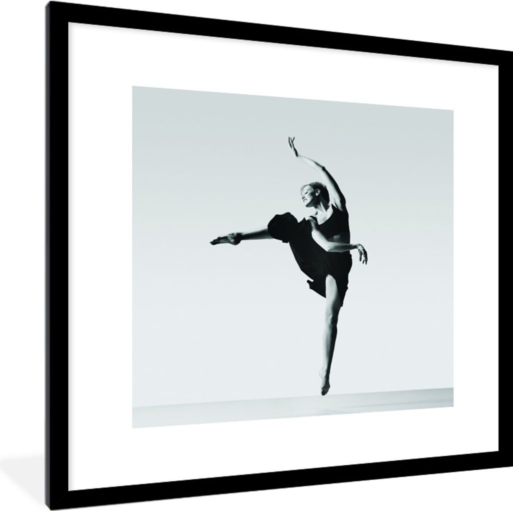 MuchoWow MuchoWow Gerahmtes Poster Ballerina auf Zehenspitzen in Schwarz und Weiß 40x40 cm - Poster mit zchwarzem Bilderrahmen - Poster - Plak...