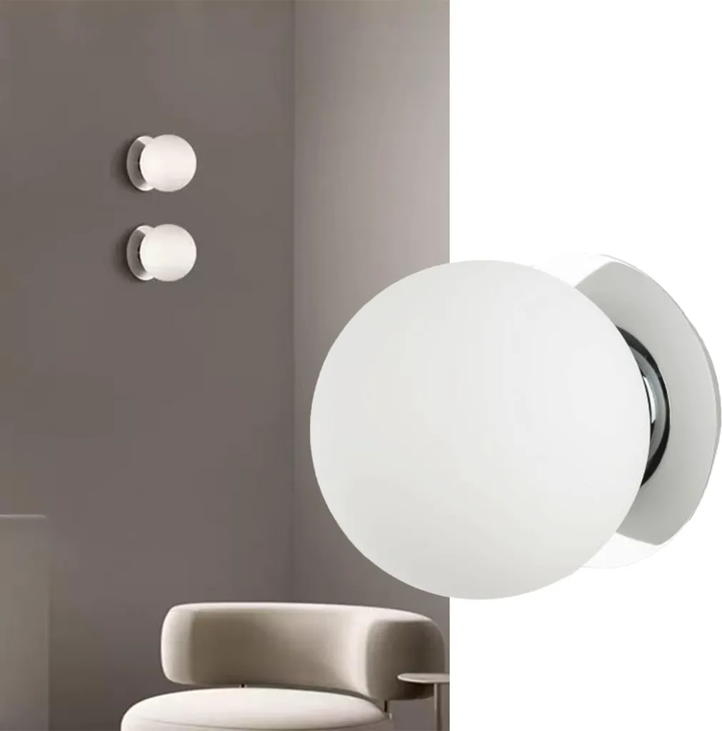 Luminaire mural moderne Aria en métal chromé et sphère de verre opalin E27
