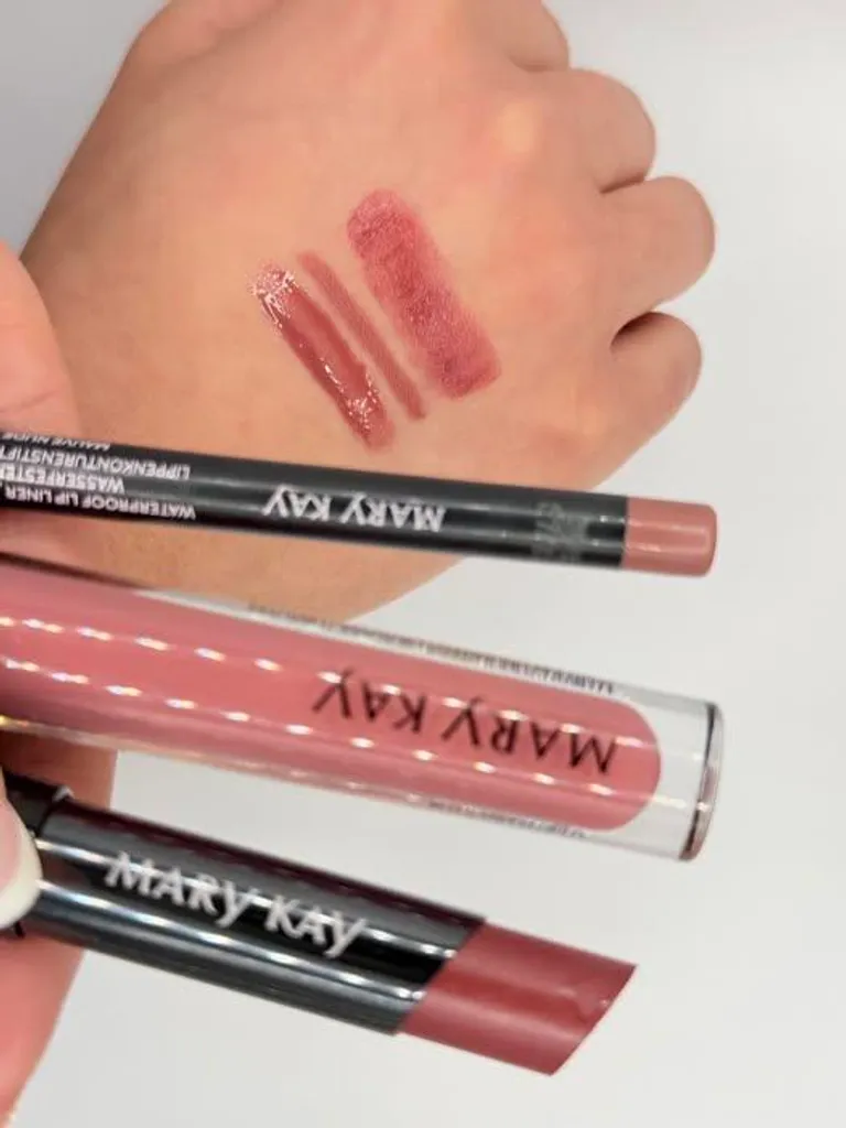 Set Lèvres Longue Tenue Boho Plum avec Gloss Mauve et Crayon Nude Précis
