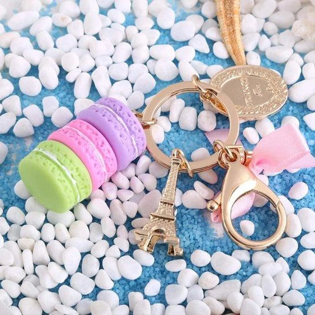 Porte-clés Tour Eiffel en plastique violet vif pour décoration et sac