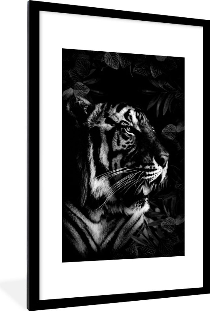 MuchoWow Gerahmtes Poster Brüllender Tiger zwischen den Blättern - schwarz und weiß 60x90 cm - Poster mit Schwarzem Bilderrahmen Wandposter Ra...