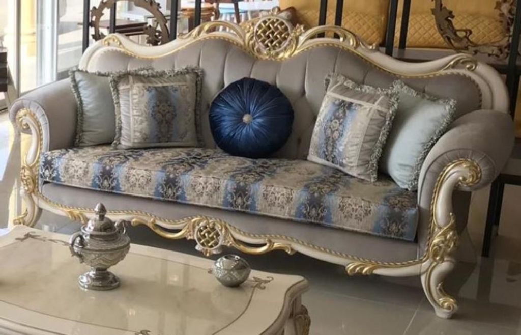 Casa Padrino Luxus Barock Sofa Grau / Blau / Weiß / Gold 222 x 82 x H. 120 cm - Prunkvolles Massivholz Wohnzimmer Sofa mit elegantem Muster und de...