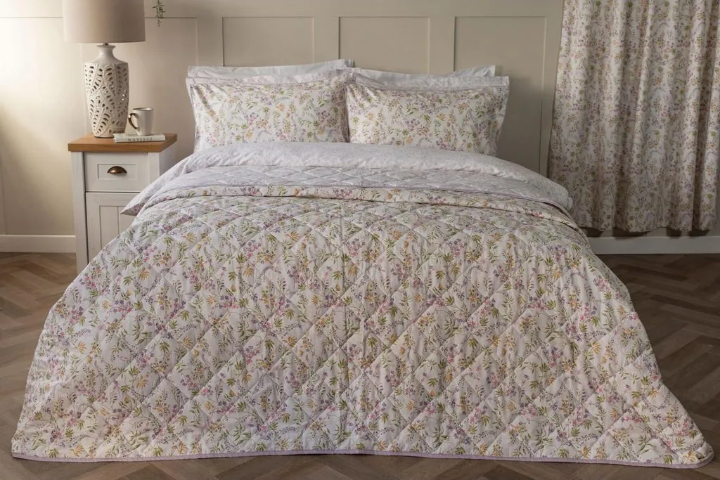Couvre-lit Kira à Motif Floral Multicolore de Qualité Supérieure 260cm
