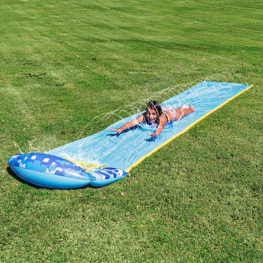 Wasserrutsche 585 cm x 90 cm mit Bodyboard und Sprinkler - Sommerspielzeug für Kinder und Erwachsene