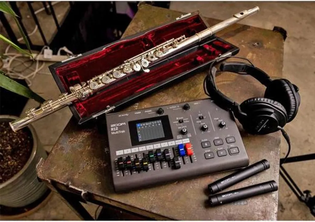 Studio multipiste Zoom R12 compact avec interface tactile et effets pro - 10