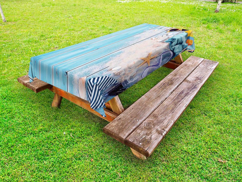 ABAKUHAUS maritim Tischdecke Outdoor, Schwimmen Kleidung Muscheln Sand und Gläser auf Malerei Holzbohlen, Himmelblau und Mehrfarbig, 145x210cm