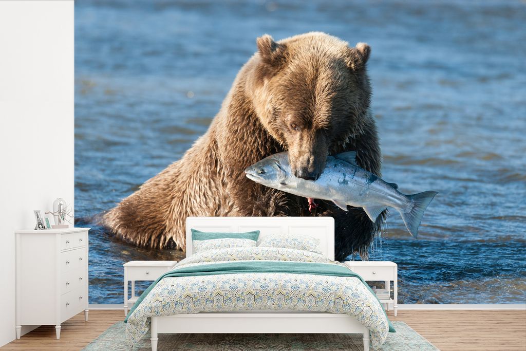 MuchoWow Fototapete für Wohnzimmer oder Schlafzimmer Wandtapete Vinyl Motivtapete Bär - Braun - Fisch - 390x260 cm - Papiertapete