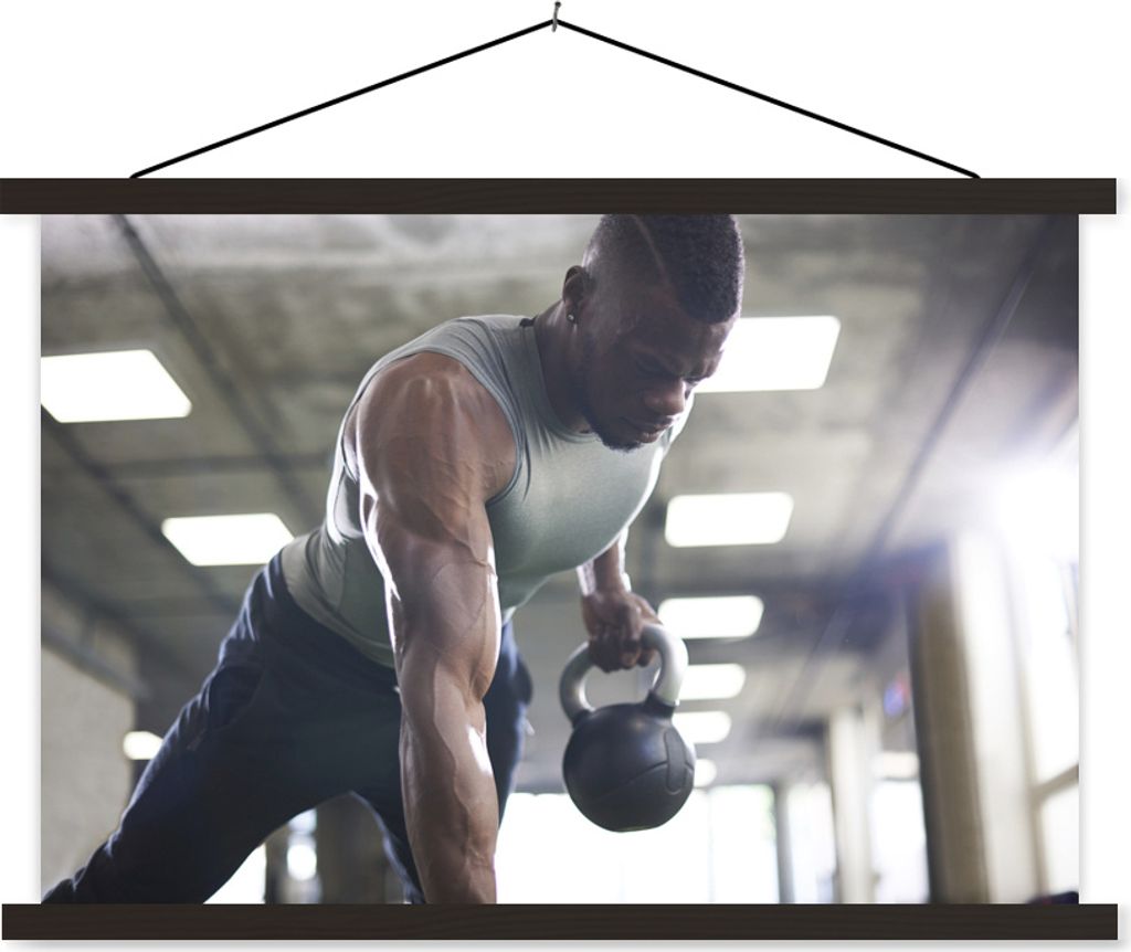MuchoWow Textilposter Ein starker Mann hebt Kettlebells beim Fitness 60x40 cm mit schwarzem Rahmen - Hölzernes