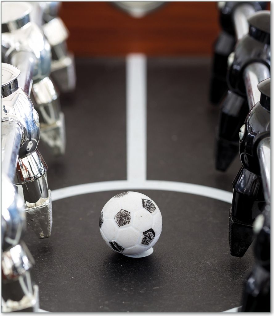 Wallario Herdabdeckplatte aus Glas, Größe 52 x 60 cm 1-teilig, Motiv Kicker-Tisch in Nahaufnahme - Ball in der Mitte