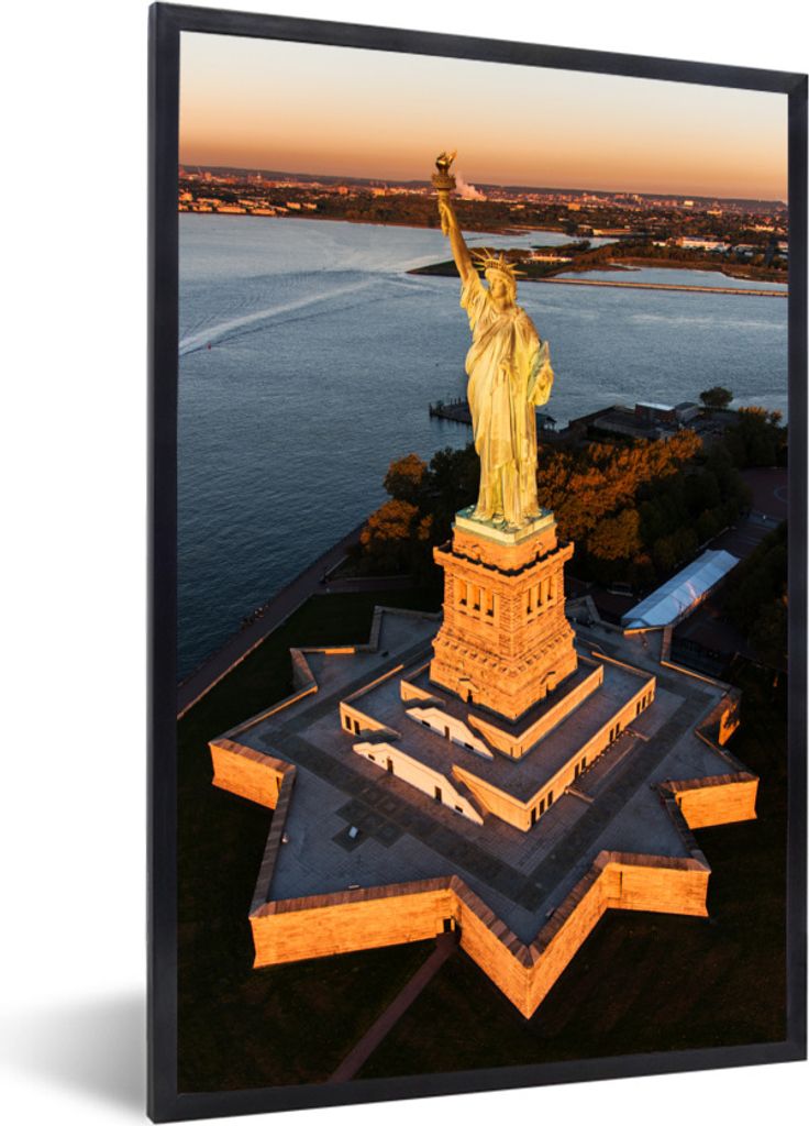 MuchoWow Gerahmtes Poster Freiheitsstatue auf Liberty Island in den Vereinigten Staaten bei Sonnenaufgang 20x30 cm - Poster mit Schwarzem Bilderr...