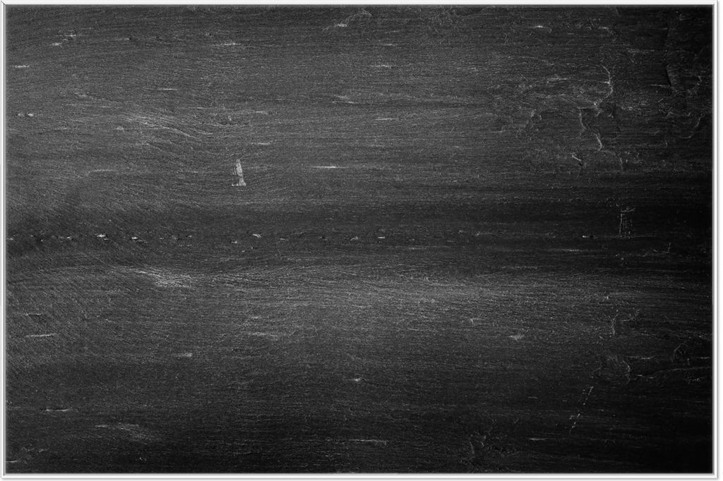 Wallario Wandbild Dunkler schwarzer Stein - Muster - Steinoptik, Größe: 61 x 91,50 cm, Poster mit weißem Aluminiumrahmen