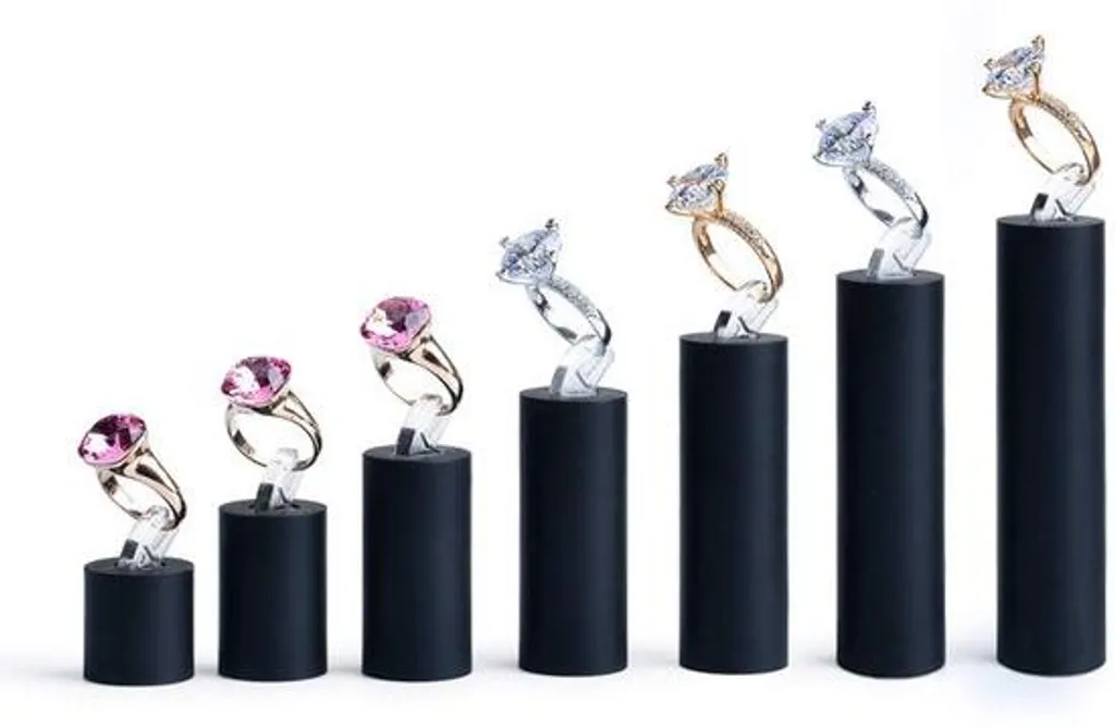 Lot de 7 bagues en acrylique noir pour présentation de bijoux élégante