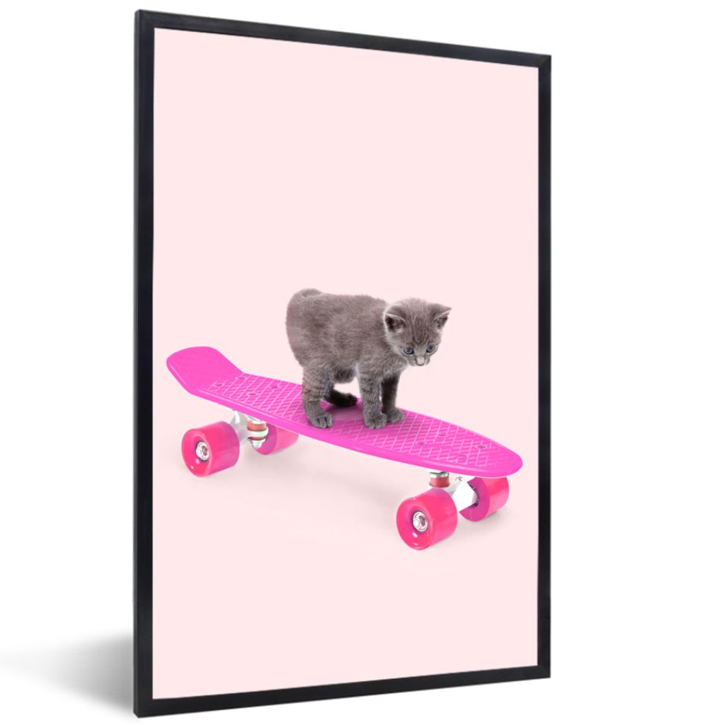 MuchoWow Gerahmtes Poster Katze - Kätzchen - Tiere - Skateboard - Rosa 60x90 cm - Poster mit Schwarzem Bilderrahmen Wandposter Rahmen Foto Bilde...