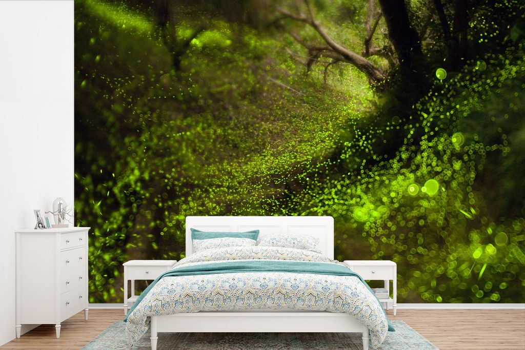MuchoWow Fototapete für Wohnzimmer oder Schlafzimmer Wandtapete Vinyl Motivtapete Glühwürmchen auf dem moosigen Boden eines Waldes - 525x350 c...