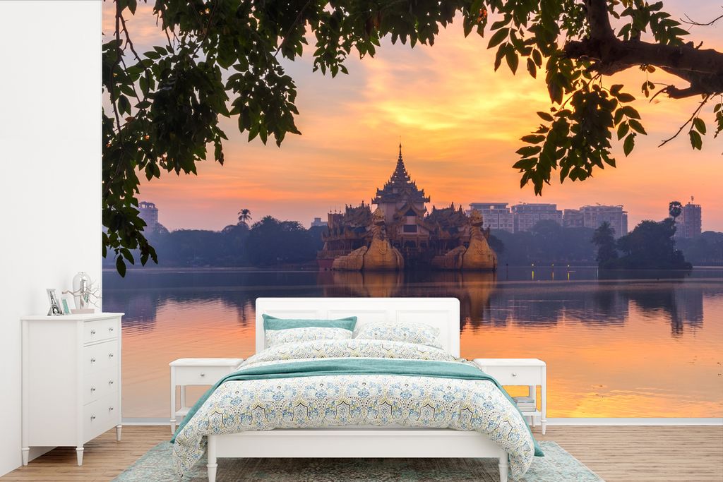 MuchoWow Fototapete für Wohnzimmer oder Schlafzimmer Wandtapete Vinyl Motivtapete Der Palast in Yangon zwischen den Bäumen - 330x220 cm - Fotot...