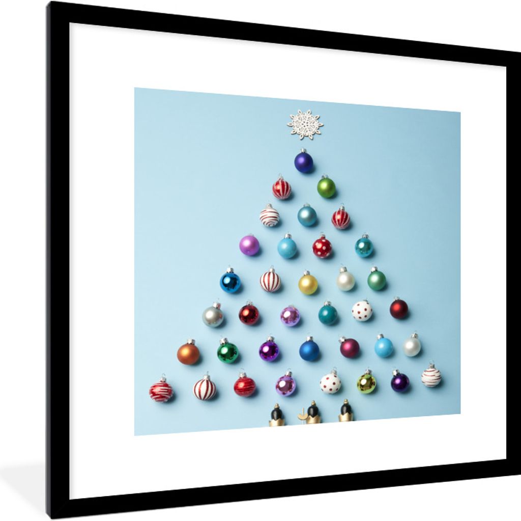 MuchoWow Gerahmtes Poster Ein Weihnachtsbaum aus Kugeln auf hellblauem Hintergrund 40x40 cm - Poster mit Schwarzem Bilderrahmen Wandposter Rahmen...