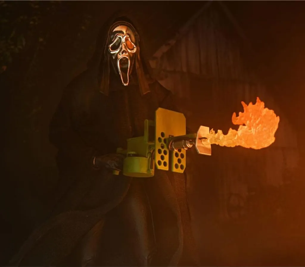 Ghost Face Ultimate Inferno Figurine 18cm avec Accessoires de Cinéma
