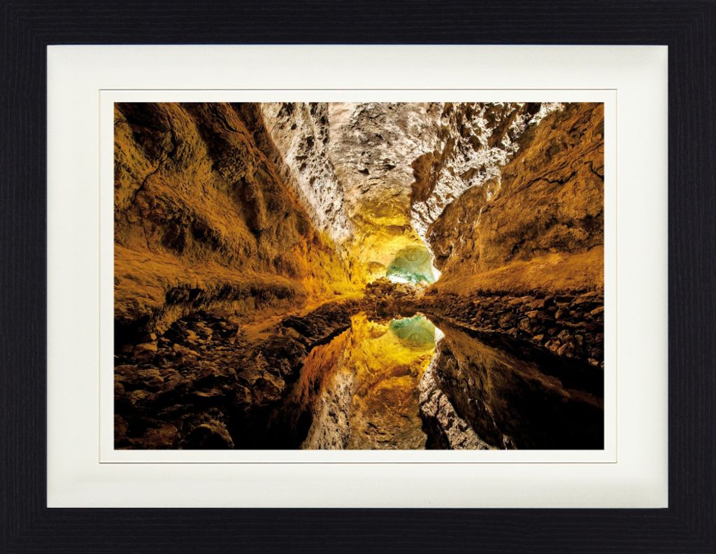Höhlen Gerahmtes Bild Mit Edlem Passepartout | Wand-Bilder | Im Bilderrahmen - Lava-Grotte In Türkis, Gold Und Ocker Spiegelt Sich Im Wasser (30 ...