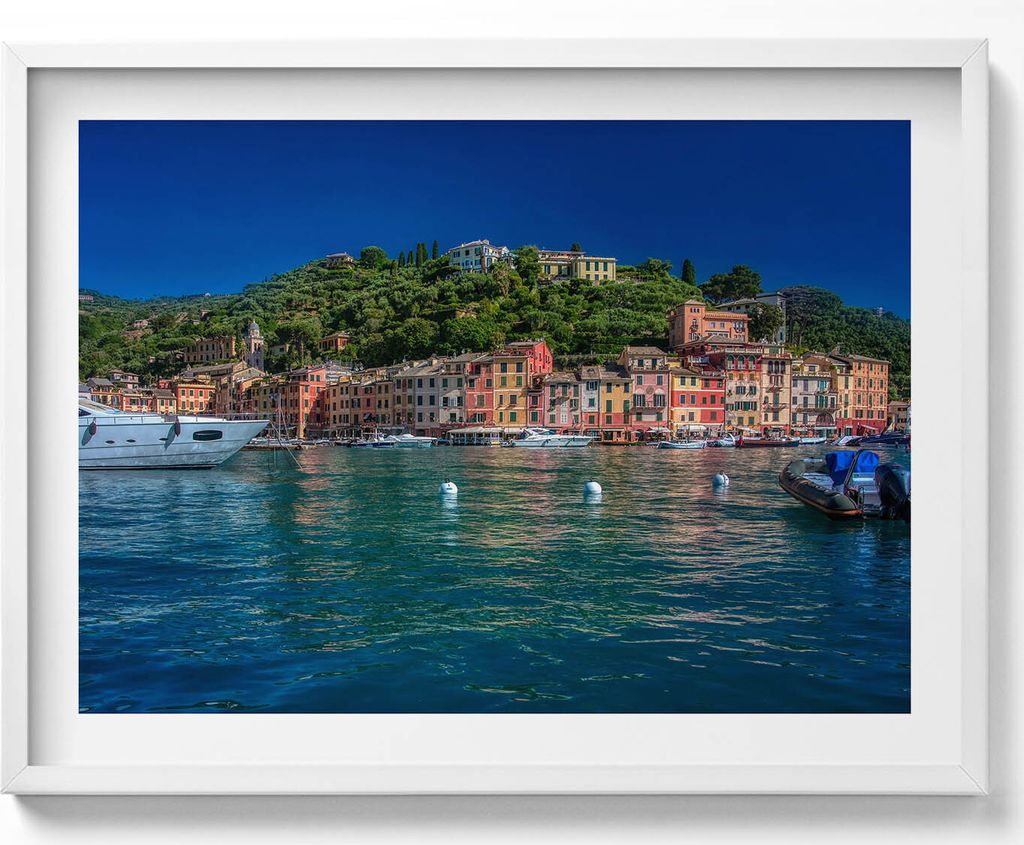 Segelschiffe in Portofino– Wandbild mit Rahmen – Gerahmtes Bild – Wanddekoration – 80x60 cm – Weiß Rahmen