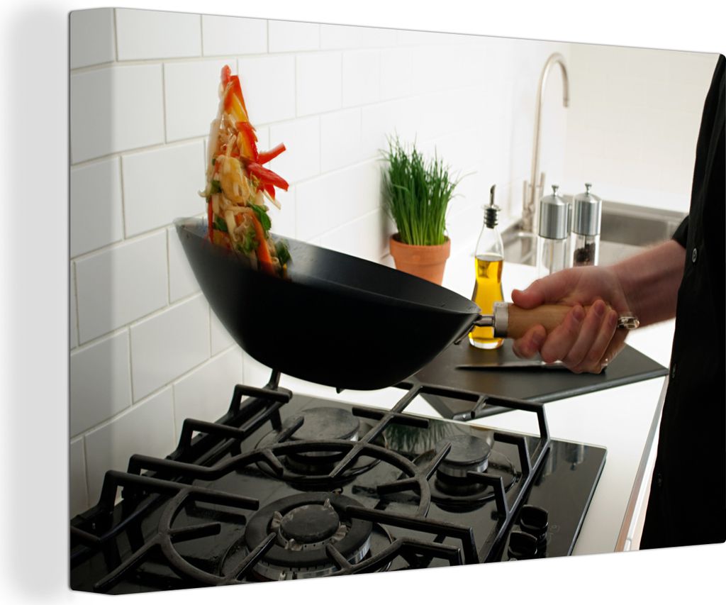 OneMillionCanvasses - Leinwandbilder - 140x90 cm, Mann kocht mit einer Wok-Pfanne, Wandbilder Kunstdruck Wanddekoration - Foto auf Leinwand - Gem...