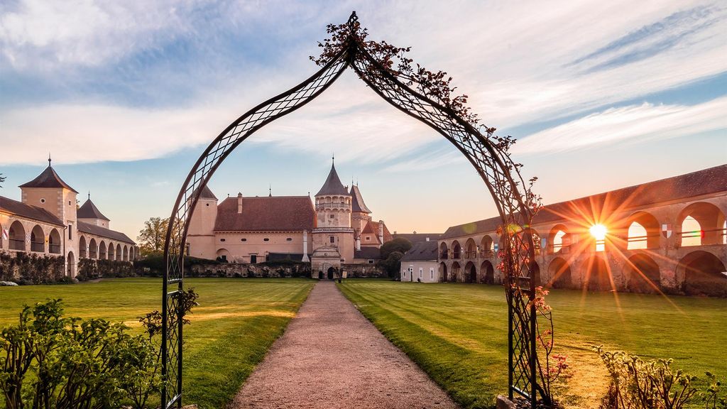 Jochen Schweizer Übernachtung mit Rittermahl im Schloss Rosenburg für 2 (1 Nacht); Erlebnis verschenken oder selbst erleben; Gutschein gültig f...