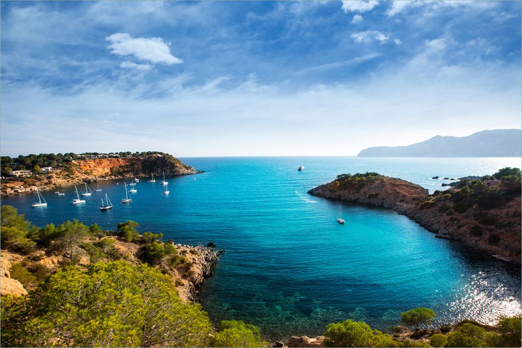 Wallario Premium Vliestapete Fototapete Ibiza - Blick von einer Bucht aufs Meer in der Größe 400 x 267 cm, extra dick, wird in 5 Teilen geliefert