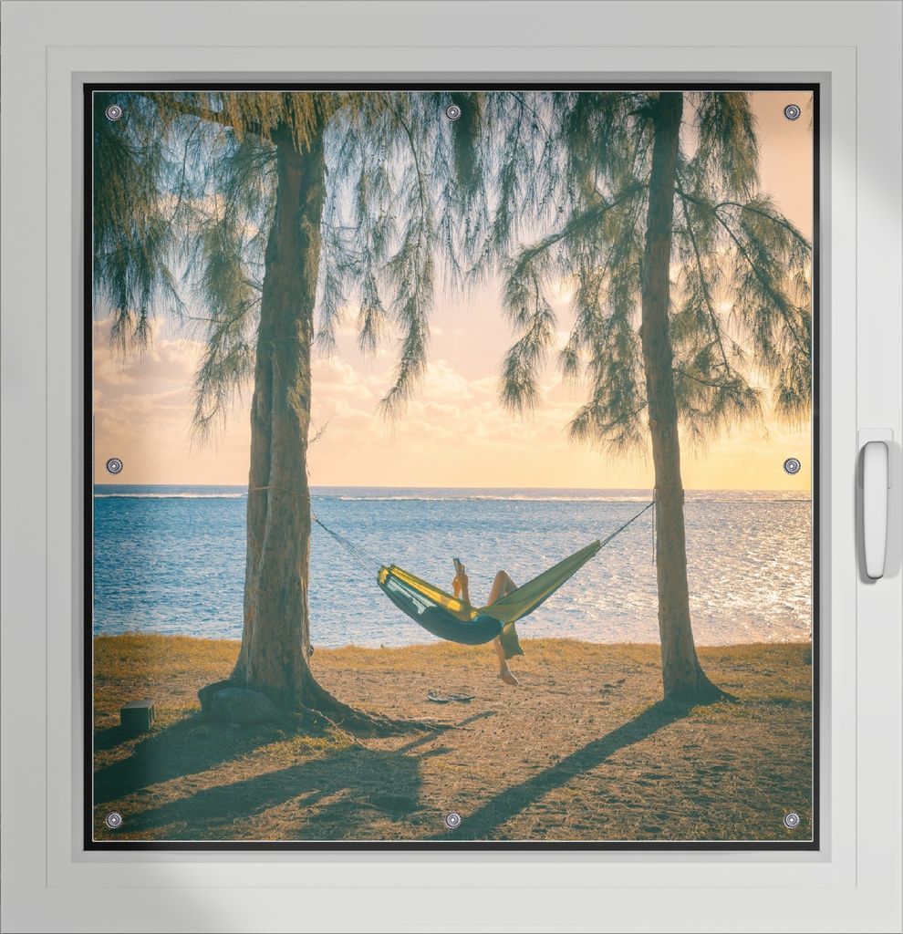 Wallario Lichtschutzbild, Dekorativer Sichtschutz Sonnenschutz 96 x 93 cm mit Motiv: Chillout - Hängematte am Meer - Verdunklung ohne Bohren