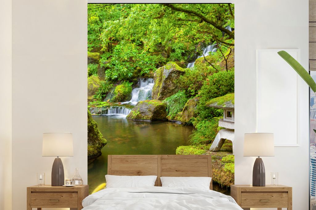 MuchoWow Fototapete für Wohnzimmer oder Schlafzimmer Wandtapete Vinyl Motivtapete Wasserfall - Koi - Japanische Laterne - Moos - Wasser - 180x28...